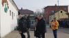 Delegacje składają kwiaty przy tablicy